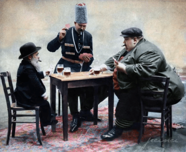 Los hombres más altos, gruesos y bajos de Europa jugando a las cartas (1913)