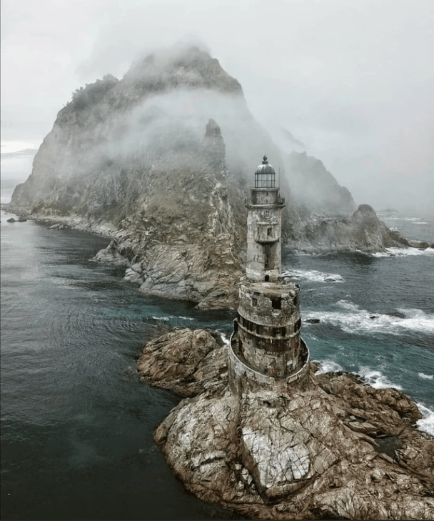 Un faro abandonado muy impresionante en Sakhalin, Rusia.