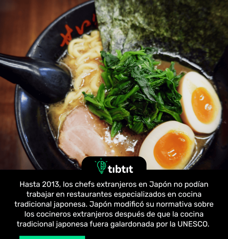 Hasta 2013, los chefs extranjeros en Japón no podían trabajar en restaurantes especializados en cocina tradicional japonesa. Japón modificó su normativa sobre los cocineros extranjeros después de que la cocina tradicional japonesa fuera galardonada por la UNESCO.