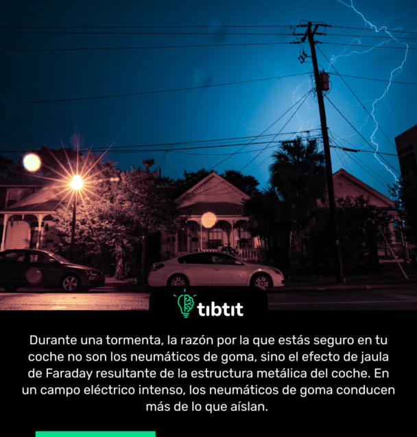 Durante una tormenta, la razón por la que estás seguro en tu coche no son los neumáticos de goma, sino el efecto de jaula de Faraday resultante de la estructura metálica del coche. En un campo eléctrico intenso, los neumáticos de goma conducen más de lo que aíslan.