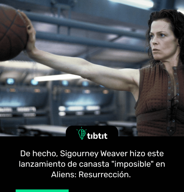 De hecho, Sigourney Weaver hizo este lanzamiento de canasta "imposible" en Aliens: Resurrección.