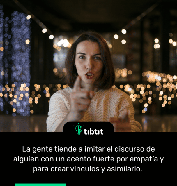 La gente tiende a imitar el discurso de alguien con un acento fuerte por empatía y para crear vínculos y asimilarlo.