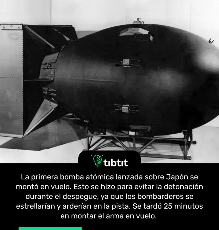 La primera bomba atómica lanzada sobre Japón se montó en vuelo. Esto se hizo para evitar la detonación durante el despegue, ya que los bombarderos se estrellarían y arderían en la pista. Se tardó 25 minutos en montar el arma en vuelo.