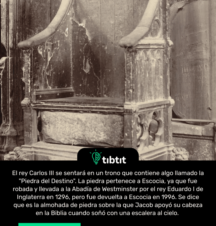 El rey Carlos III se sentará en un trono que contiene algo llamado la "Piedra del Destino". La piedra pertenece a Escocia, ya que fue robada y llevada a la Abadía de Westminster por el rey Eduardo I de Inglaterra en 1296, pero fue devuelta a Escocia en 1996. Se dice que es la almohada de piedra sobre la que Jacob apoyó su cabeza en la Biblia cuando soñó con una escalera al cielo.