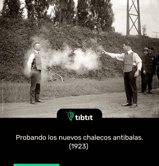 Probando los nuevos chalecos antibalas. (1923)