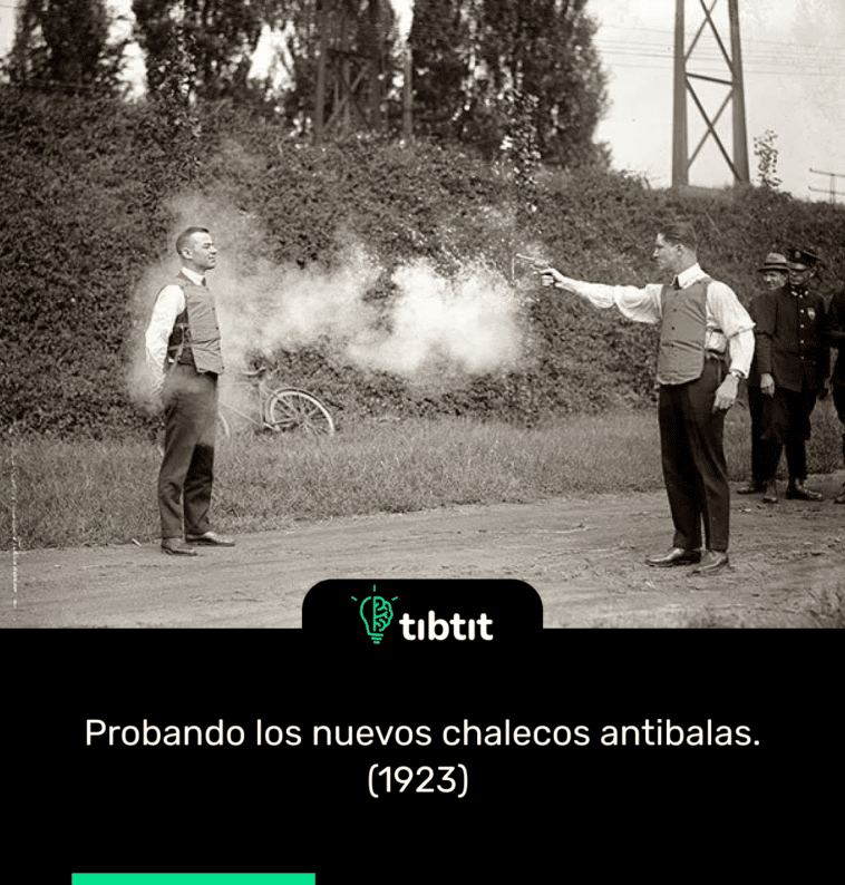 Probando los nuevos chalecos antibalas. (1923)