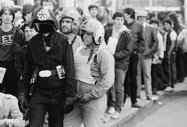 Tres fanáticos disfrazados hacen fila para comprar boletos para el estreno de El retorno del Jedi, afuera del teatro de Boston el 25 de mayo de 1983.