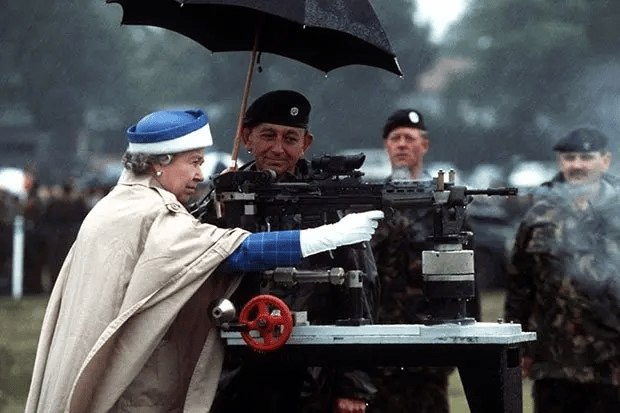 Isabel II disparando un rifle de combate británico L85 en 1993.