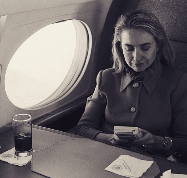 Hillary Clinton juega a la Game Boy en 1993. Esta foto fue tomada en el momento de la muerte del padre de Hillary.