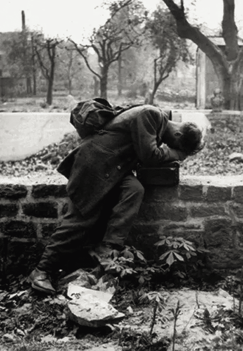 Un soldado alemán llega a casa solo para evitar encontrar allí a su familia. Fráncfort, 1946.