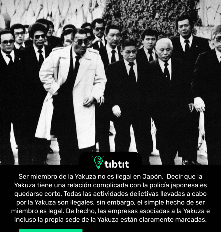Ser miembro de la Yakuza no es ilegal en Japón. Decir que la Yakuza tiene una relación complicada con la policía japonesa es quedarse corto. Todas las actividades delictivas llevadas a cabo por la Yakuza son ilegales, sin embargo, el simple hecho de ser miembro es legal. De hecho, las empresas asociadas a la Yakuza e incluso la propia sede de la Yakuza están claramente marcadas.