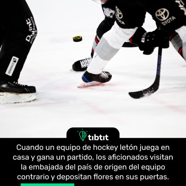 Cuando un equipo de hockey letón juega en casa y gana un partido, los aficionados visitan la embajada del país de origen del equipo contrario y depositan flores en sus puertas.