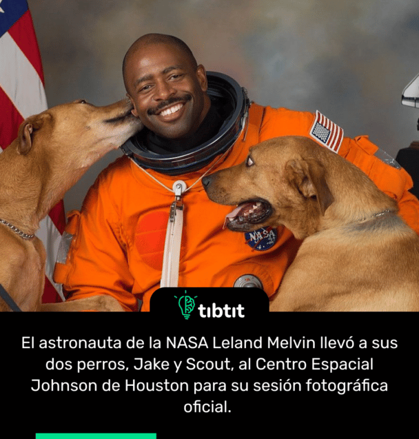 El astronauta de la NASA Leland Melvin llevó a sus dos perros, Jake y Scout, al Centro Espacial Johnson de Houston para su sesión fotográfica oficial.