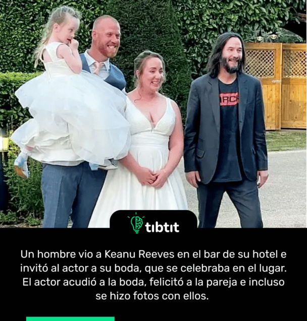 Un hombre vio a Keanu Reeves en el bar de su hotel e invitó al actor a su boda, que se celebraba en el lugar. El actor acudió a la boda, felicitó a la pareja e incluso se hizo fotos con ellos.