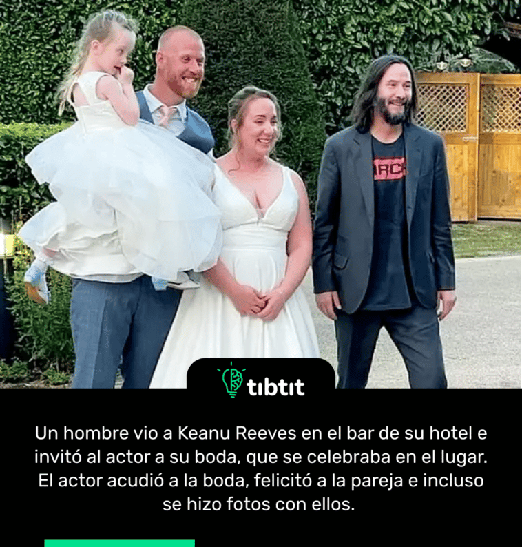 Un hombre vio a Keanu Reeves en el bar de su hotel e invitó al actor a su boda, que se celebraba en el lugar. El actor acudió a la boda, felicitó a la pareja e incluso se hizo fotos con ellos.