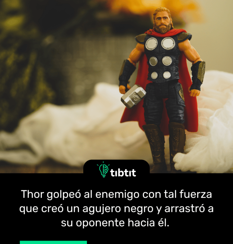 Thor golpeó al enemigo con tal fuerza que creó un agujero negro y arrastró a su oponente hacia él.