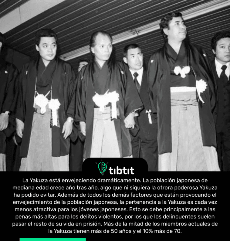 La Yakuza está envejeciendo dramáticamente. La población japonesa de mediana edad crece año tras año, algo que ni siquiera la otrora poderosa Yakuza ha podido evitar. Además de todos los demás factores que están provocando el envejecimiento de la población japonesa, la pertenencia a la Yakuza es cada vez menos atractiva para los jóvenes japoneses. Esto se debe principalmente a las penas más altas para los delitos violentos, por los que los delincuentes suelen pasar el resto de su vida en prisión. Más de la mitad de los miembros actuales de la Yakuza tienen más de 50 años y el 10% más de 70.