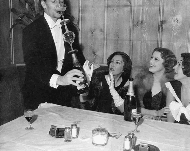 Fin de la Prohibición. (1933). La mujer de la izquierda es Gloria Swanson (actriz) y junto a ella están Jeanette MacDonald (cantante) y Lila Lee (actriz). El hombre es Michael Farmer, el esposo de Swanson.
