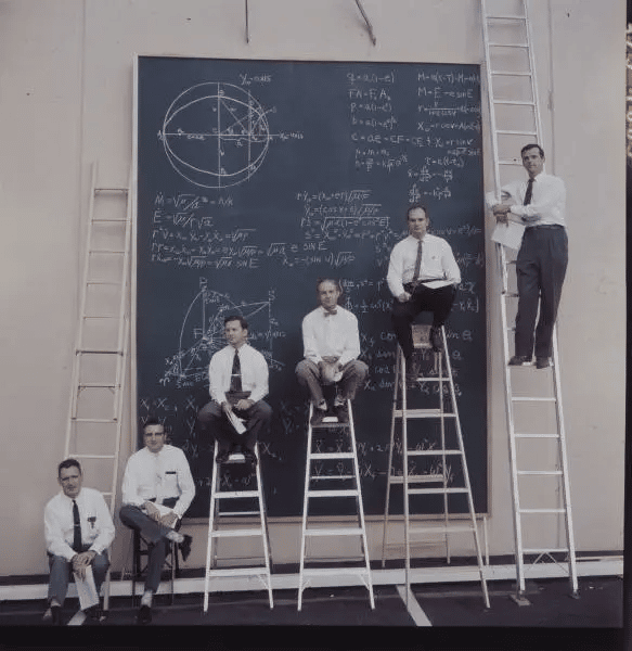 Científicos de la NASA con su tablero de cálculo. 1960.