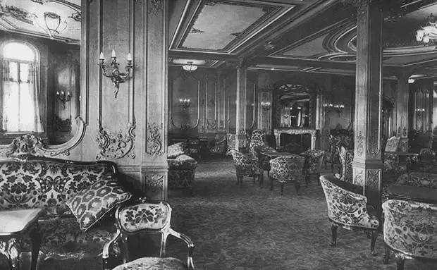 Un cómodo bar de primera clase en el RMS Titanic. (4 de enero de 1912).