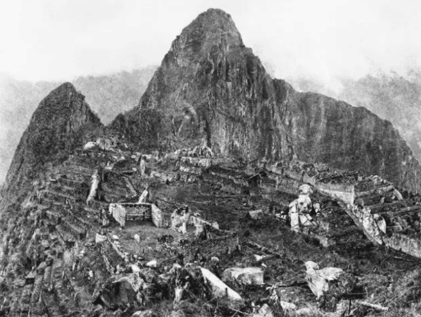 La primera fotografía de Machu Picchu tomada por el explorador Hiram Bingham en 1912.