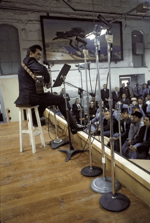 Johnny Cash actuando para los presos en la prisión de Folsom el 13 de enero de 1968.