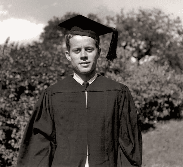 John F. Kennedy justo después de graduarse de Harvard.