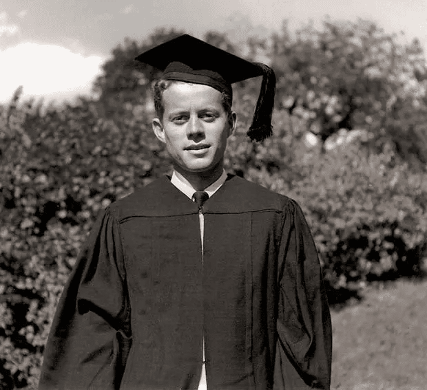 John F. Kennedy justo después de graduarse de Harvard.