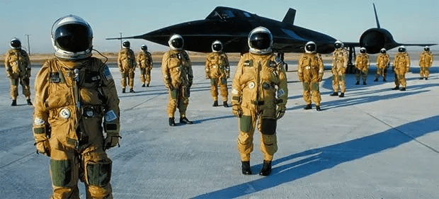 SR-71 y pilotos con trajes presurizados en Lockheed Martin, a fines de la década de 1980. Foto de Eric Schulzinger.