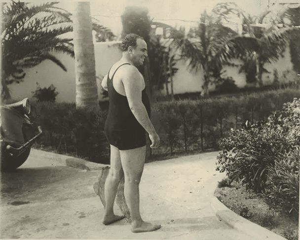 Al Capone en traje de baño en su mansión de Palm Island (1929).
