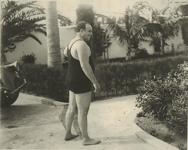 Al Capone en traje de baño en su mansión de Palm Island (1929).