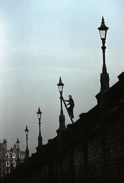 Un farolero hace sus rondas, Londres, 1962. El Palacio de Buckingham y gran parte del centro de Londres todavía están iluminados con gas.