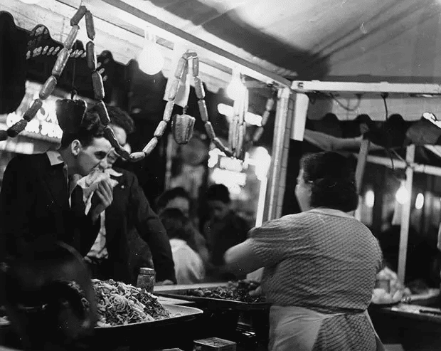 Un puesto de comida italiana en Harlem, Nueva York en 1955.