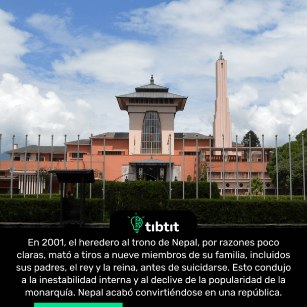 En 2001, el heredero al trono de Nepal, por razones poco claras, mató a tiros a nueve miembros de su familia, incluidos sus padres, el rey y la reina, antes de suicidarse. Esto condujo a la inestabilidad interna y al declive de la popularidad de la monarquía. Nepal acabó convirtiéndose en una república.