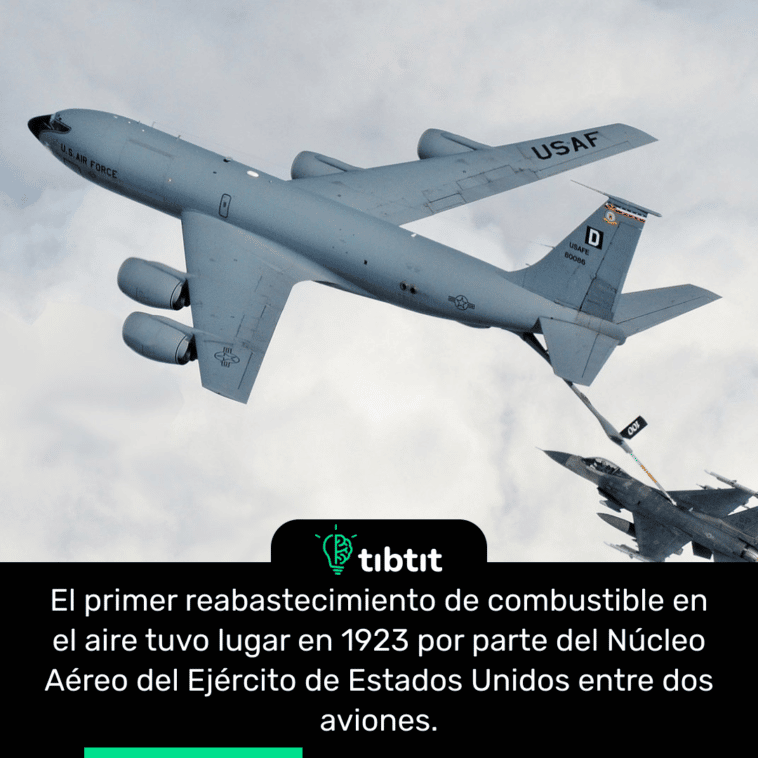 El primer reabastecimiento de combustible en el aire tuvo lugar en 1923 por parte del Núcleo Aéreo del Ejército de Estados Unidos entre dos aviones.