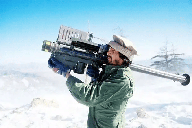 En Afganistán, 1988, un combatiente muyahidines apunta con un misil FIM-92 Stinger a un avión que pasa.