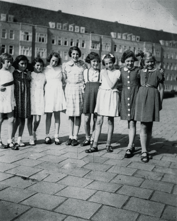 Foto de Ana Frank y sus amigos celebrando el décimo cumpleaños de Ana. (1939). Anna es la segunda chica de la izquierda con un vestido oscuro.