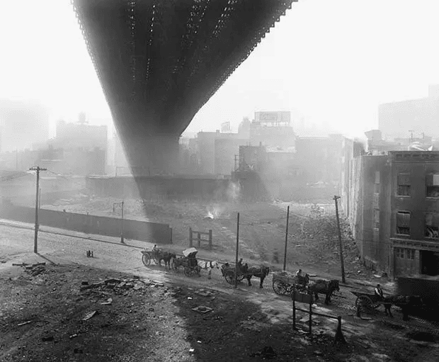 Bajo el puente de Brooklyn, vista desde los establos, 6 de mayo de 1918.