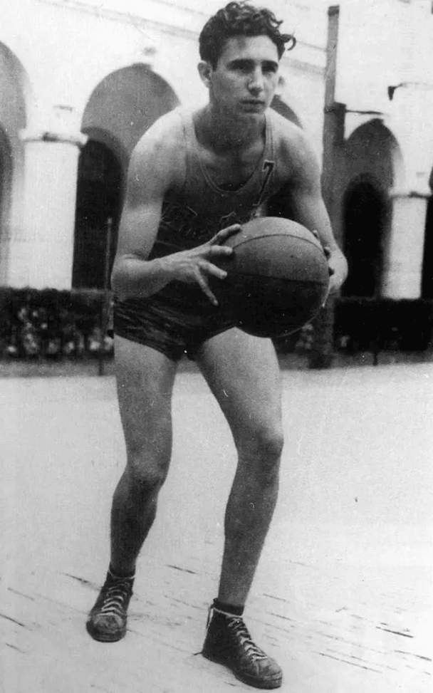 Fidel Castro, de 17 años, juega baloncesto en su escuela secundaria en 1943.