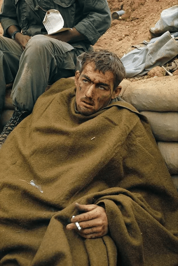 Un soldado estadounidense herido y aturdido durante la batalla de Khe Sanh en Vietnam. (1968 por Larry Burrows).