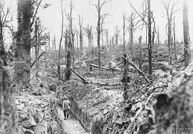 Un soldado francés caminando en una trinchera en el Somme. (1916)