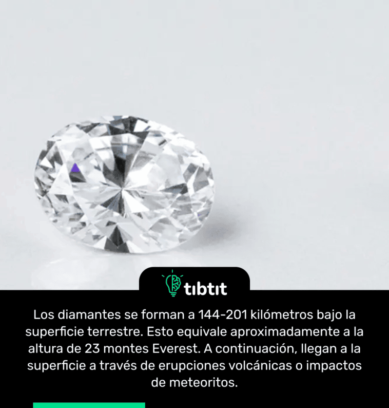 Los diamantes se forman a 144-201 kilómetros bajo la superficie terrestre. Esto equivale aproximadamente a la altura de 23 montes Everest. A continuación, llegan a la superficie a través de erupciones volcánicas o impactos de meteoritos.