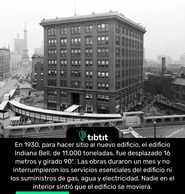 En 1930, para hacer sitio al nuevo edificio, el edificio Indiana Bell, de 11.000 toneladas, fue desplazado 16 metros y girado 90º. Las obras duraron un mes y no interrumpieron los servicios esenciales del edificio ni los suministros de gas, agua y electricidad. Nadie en el interior sintió que el edificio se moviera.