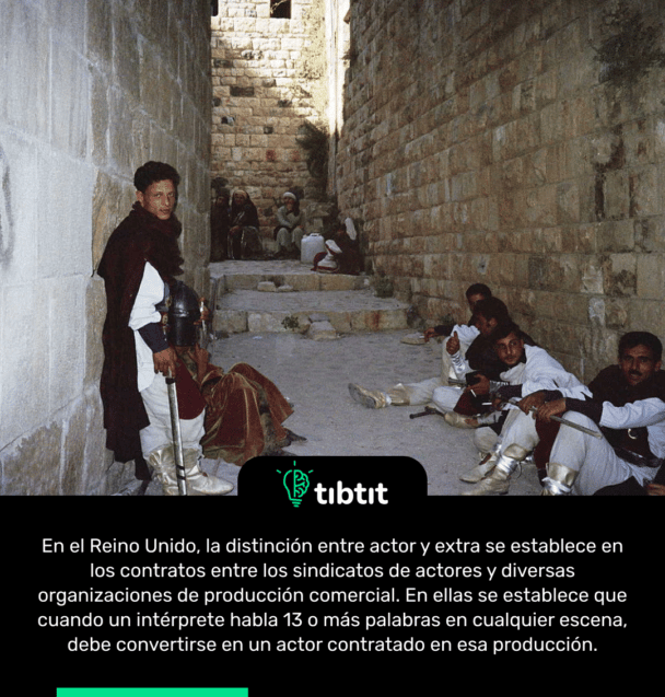 En el Reino Unido, la distinción entre actor y extra se establece en los contratos entre los sindicatos de actores y diversas organizaciones de producción comercial. En ellas se establece que cuando un intérprete habla 13 o más palabras en cualquier escena, debe convertirse en un actor contratado en esa producción.