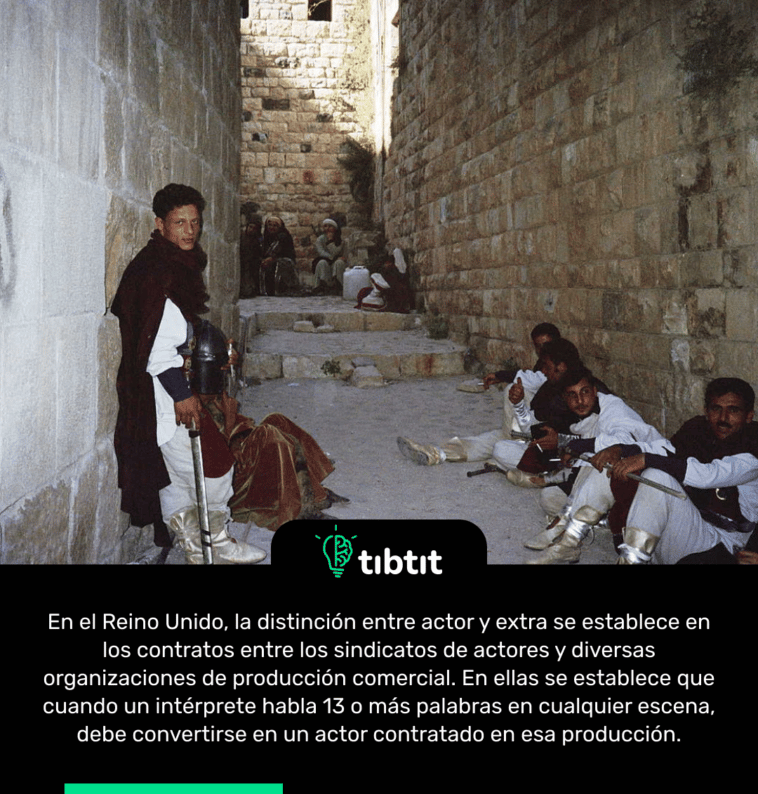 En el Reino Unido, la distinción entre actor y extra se establece en los contratos entre los sindicatos de actores y diversas organizaciones de producción comercial. En ellas se establece que cuando un intérprete habla 13 o más palabras en cualquier escena, debe convertirse en un actor contratado en esa producción.