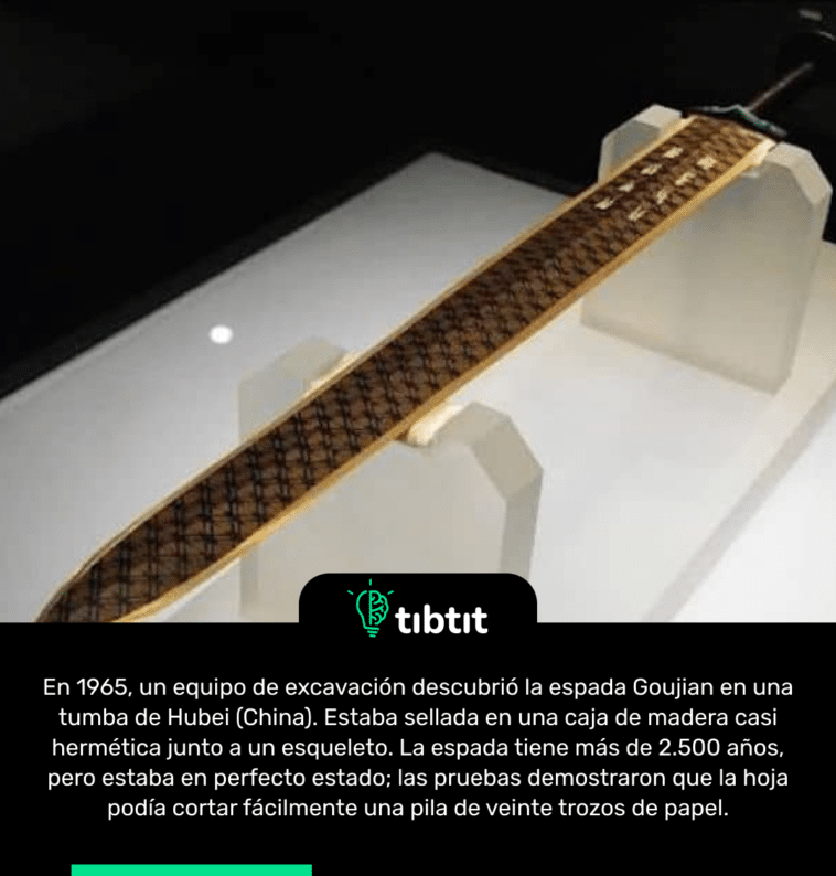 En 1965, un equipo de excavación descubrió la espada Goujian en una tumba de Hubei (China). Estaba sellada en una caja de madera casi hermética junto a un esqueleto. La espada tiene más de 2.500 años, pero estaba en perfecto estado; las pruebas demostraron que la hoja podía cortar fácilmente una pila de veinte trozos de papel.