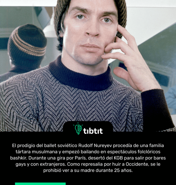 El prodigio del ballet soviético Rudolf Nureyev procedía de una familia tártara musulmana y empezó bailando en espectáculos folclóricos bashkir. Durante una gira por París, desertó del KGB para salir por bares gays y con extranjeros. Como represalia por huir a Occidente, se le prohibió ver a su madre durante 25 años.