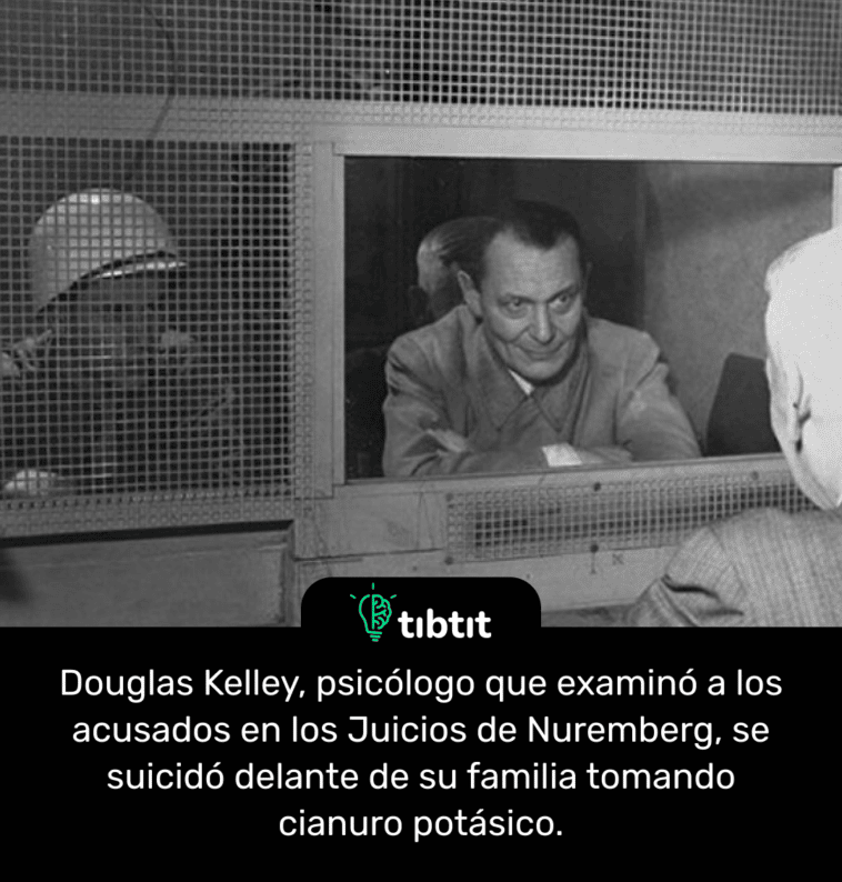 Douglas Kelley, psicólogo que examinó a los acusados en los Juicios de Nuremberg, se suicidó delante de su familia tomando cianuro potásico.