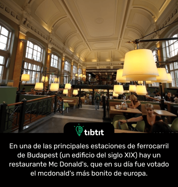 En una de las principales estaciones de ferrocarril de Budapest (un edificio del siglo XIX) hay un restaurante Mc Donald's, que en su día fue votado el mcdonald's más bonito de europa.