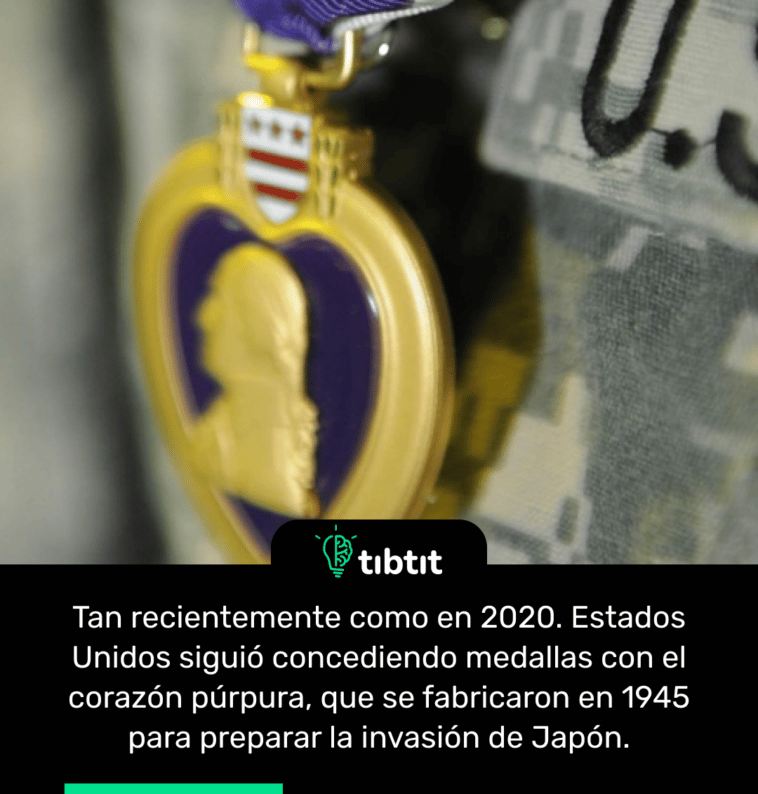 Tan recientemente como en 2020. Estados Unidos siguió concediendo medallas con el corazón púrpura, que se fabricaron en 1945 para preparar la invasión de Japón.